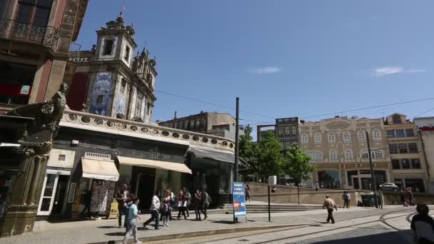 Una de las calles del casco antiguo de Oporto. Portugal . — Vídeo de stock