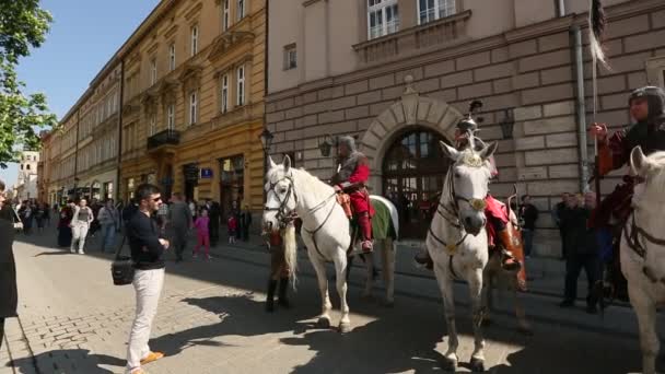 Polska kavalleriet under den 3 maj konstitutionen dag. — Stockvideo