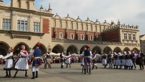 Polska folk kollektiv på stora torget — Stockvideo