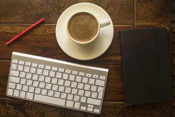 Teclado do computador, xícara de café na mesa — Fotografia de Stock