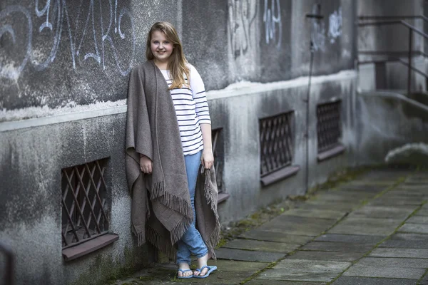 Adolescente de pé em um poncho — Fotografia de Stock