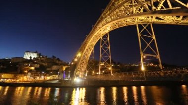 Porto, Portekiz Dom Luiz gece köprü ile tarihi kenti.
