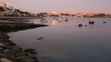 İzdiham Atlantik Okyanusu günbatımı sırasında Douro nehrinin yer. Porto, Portekiz.