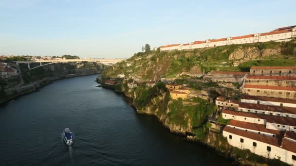 Nejlepší pohled Douro river v Porto a pravé pobřeží - Vila Nova de Gaia, Portugalsko. — Stock video