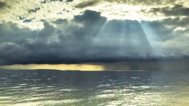 Vent squally et rayons de soleil poussent à travers les nuages de tempête . — Video