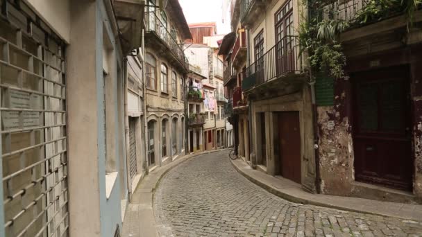 Calles y casas en el casco antiguo de Oporto, Portugal . — Vídeos de Stock