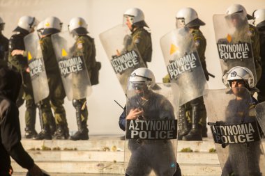 Kalkanları ile çevik kuvvet polisi