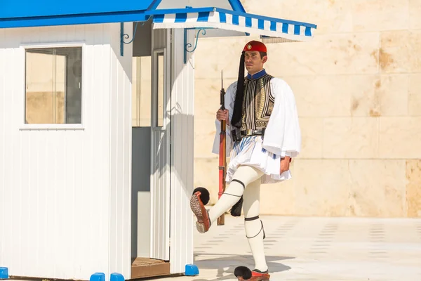 Greckiego żołnierza Evzone ubrany w mundur — Zdjęcie stockowe
