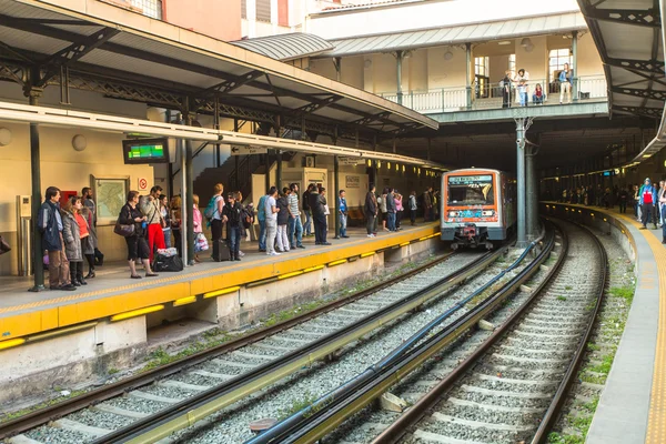 Urban tunnelbanestation med tunnelbanetåg. — Stockfoto