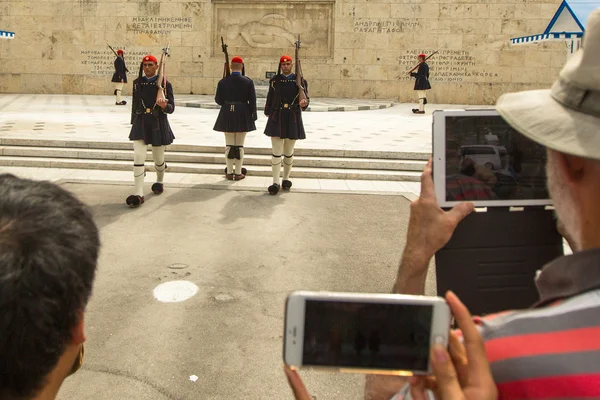 Griechische Soldaten evakuieren Gebiete — Stockfoto