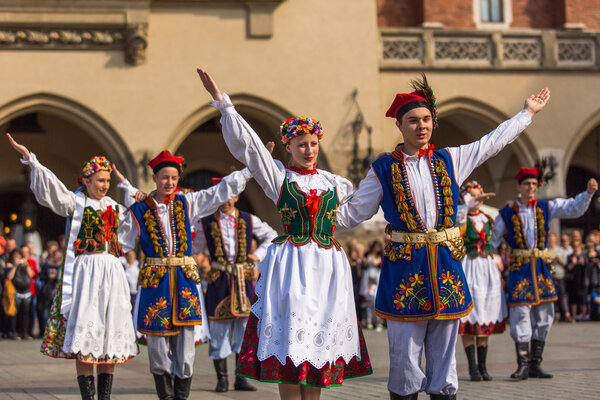 Польский народный коллектив на главной площади
