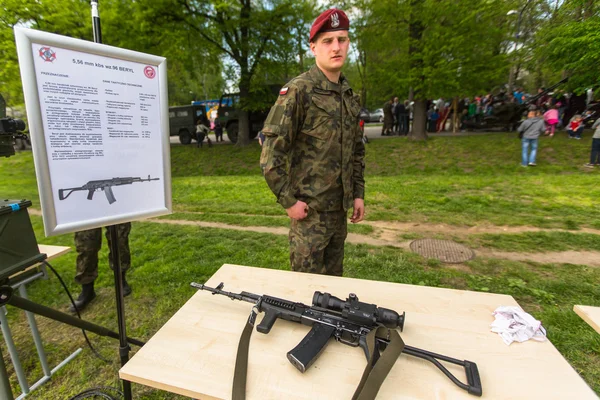 Soldat polonais pendant la démonstration de l'armée — Photo
