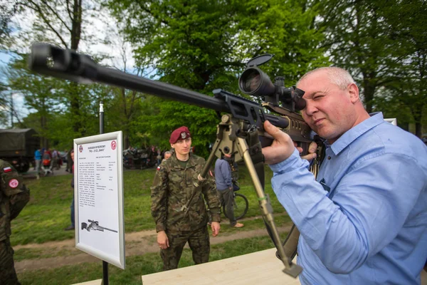 Polski żołnierz podczas demonstracji siły zbrojne — Zdjęcie stockowe