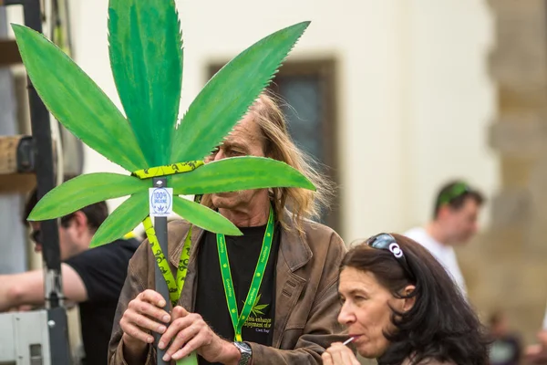 Unbekannte Teilnehmer des Marsches für die Befreiung von Cannabis. — Stockfoto