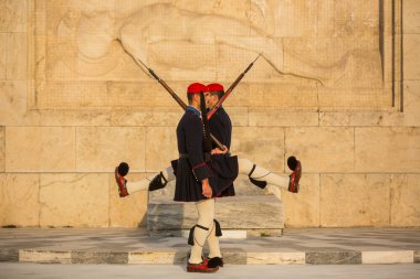 meçhul asker mezarı koruyan evzones