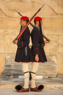 meçhul asker mezarı koruyan evzones