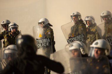 Kalkanları ile çevik kuvvet polisi