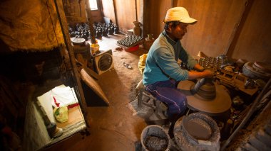 Seramik atölyesinde çalışan Nepal adam