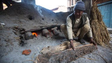 Seramik atölyesinde çalışan Nepal adam
