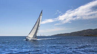 Yat yelken güzel gökyüzü ile