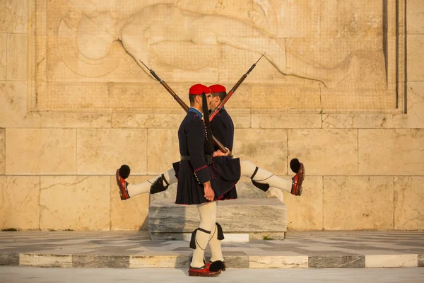 Evzones guarding the Tomb of Unknown Soldier — Stock Photo, Image