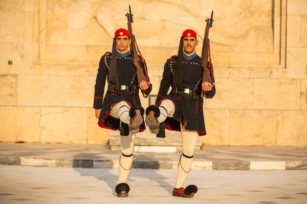 Evzones guarding the Tomb of Unknown Soldier — Stock Photo, Image