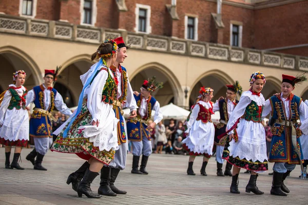 Польский народный коллектив на главной площади — стоковое фото