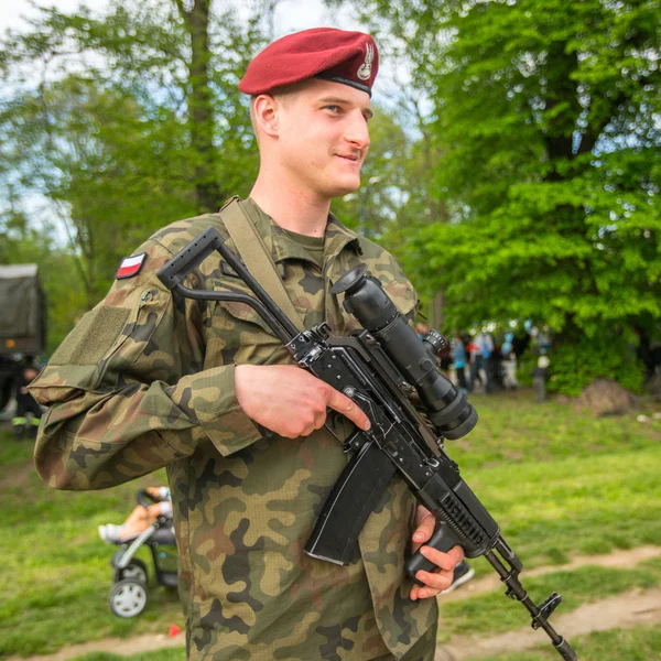 Polski żołnierz podczas demonstracji siły zbrojne — Zdjęcie stockowe