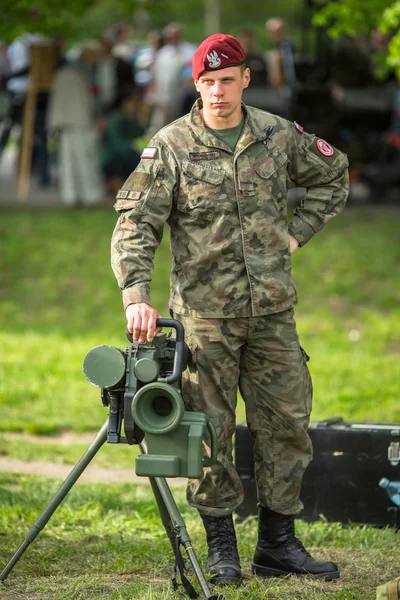 Pools soldaat tijdens de demonstratie van de militaire — Stockfoto