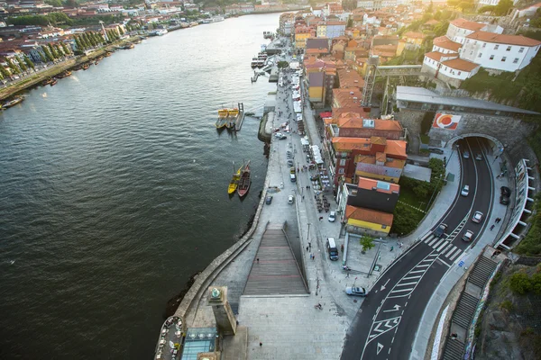 Река Дору в центре Порту — стоковое фото