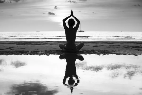 Silhouette of yoga woman on sea coast — Stock Photo, Image