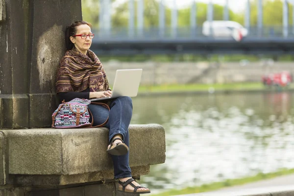 Jeune femme avec ordinateur portable — Photo