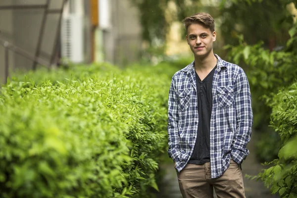 Junger Kerl mit den Händen in den Taschen — Stockfoto