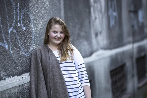 Ragazza adolescente in piedi vicino al muro — Foto Stock