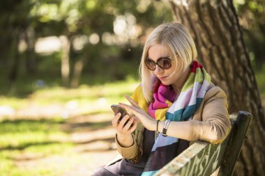 Genç Moda kadın smartphone kullanır