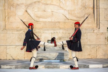 meçhul asker mezarı koruyan evzones