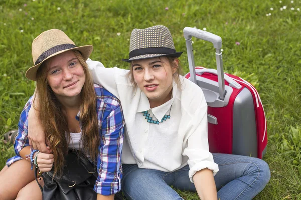 Meisjes vriendinnen reizigers — Stockfoto