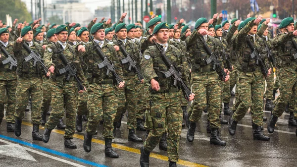 Les Grecs rendent hommage aux héros de la révolution — Photo