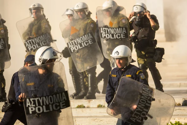 Policía antidisturbios con sus escudos — Foto de Stock