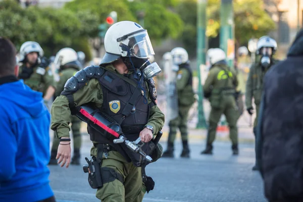 Policía antidisturbios con sus escudos — Foto de Stock
