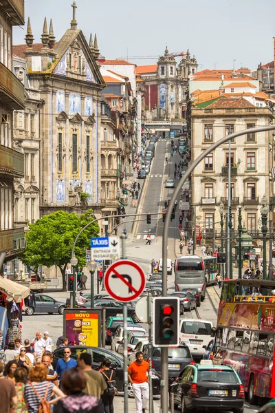 Una de las calles del casco antiguo de Oporto . —  Fotos de Stock