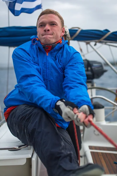 Marinero participar en regata de vela — Foto de Stock