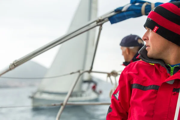 Segler nehmen an Segelregatta teil — Stockfoto