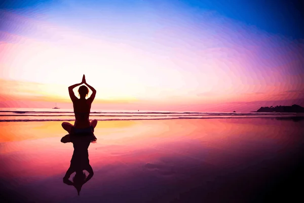 Silhueta de uma mulher meditando na praia — Vetor de Stock