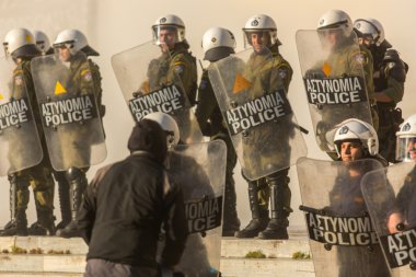 Kalkanları ile çevik kuvvet polisi