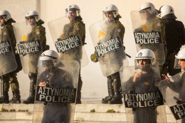 Kalkanları ile çevik kuvvet polisi