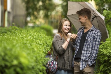 erkek ve kız eğleniyor