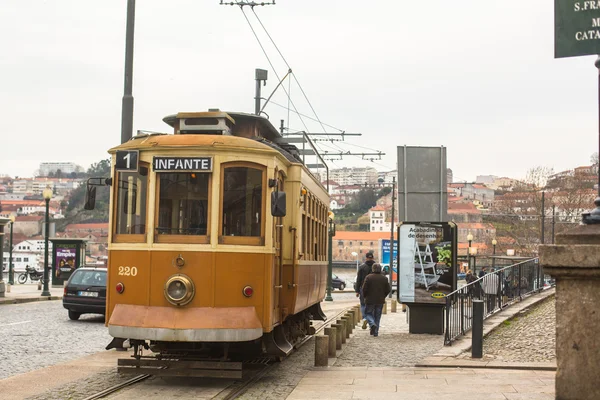 Erfgoed tram op de oevers van de Douro. — Stockfoto