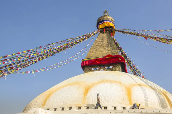 Kimliği belirsiz hacılar stupa Boudhanath yakın. — Stok fotoğraf