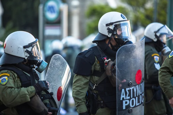 Policía antidisturbios con sus escudos —  Fotos de Stock